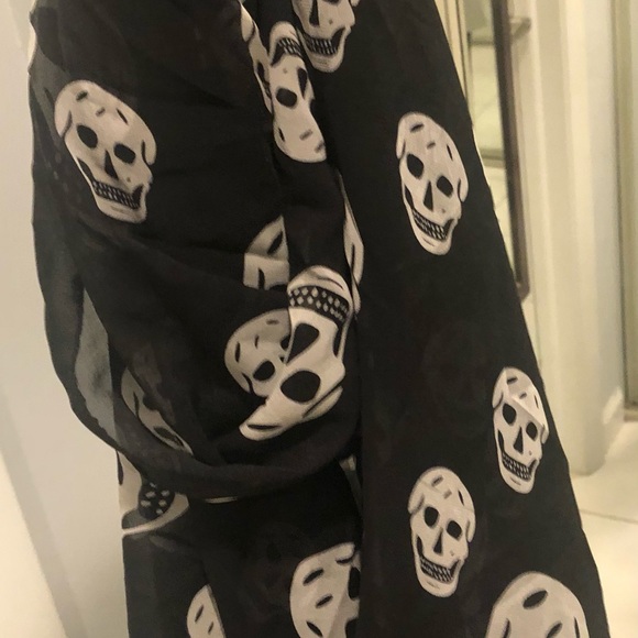 Skull Scarf Alexander McQueen"VIBE"plus Haven't found the purse to put this on! - Picture 5 of 13